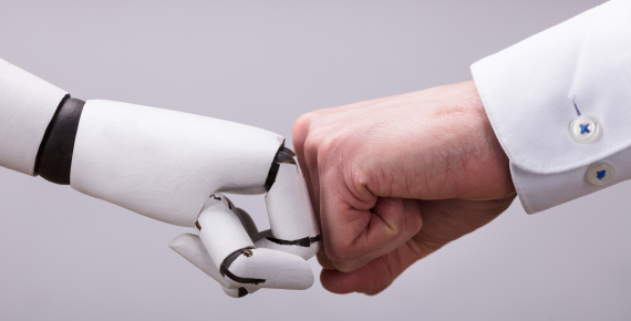 Mano umana e robot