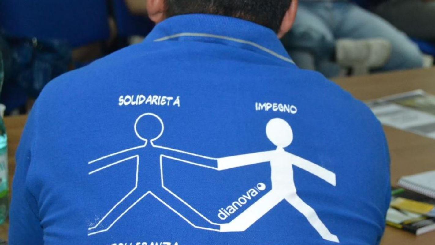 Ragazzo con maglia blu di spalle